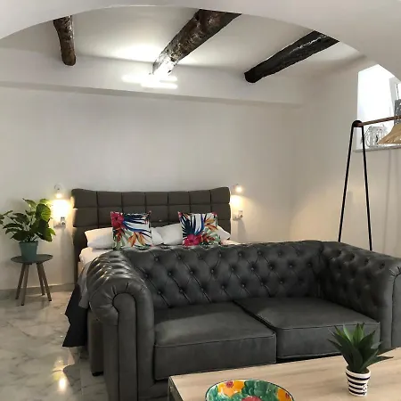 La Grotta Apartment *
